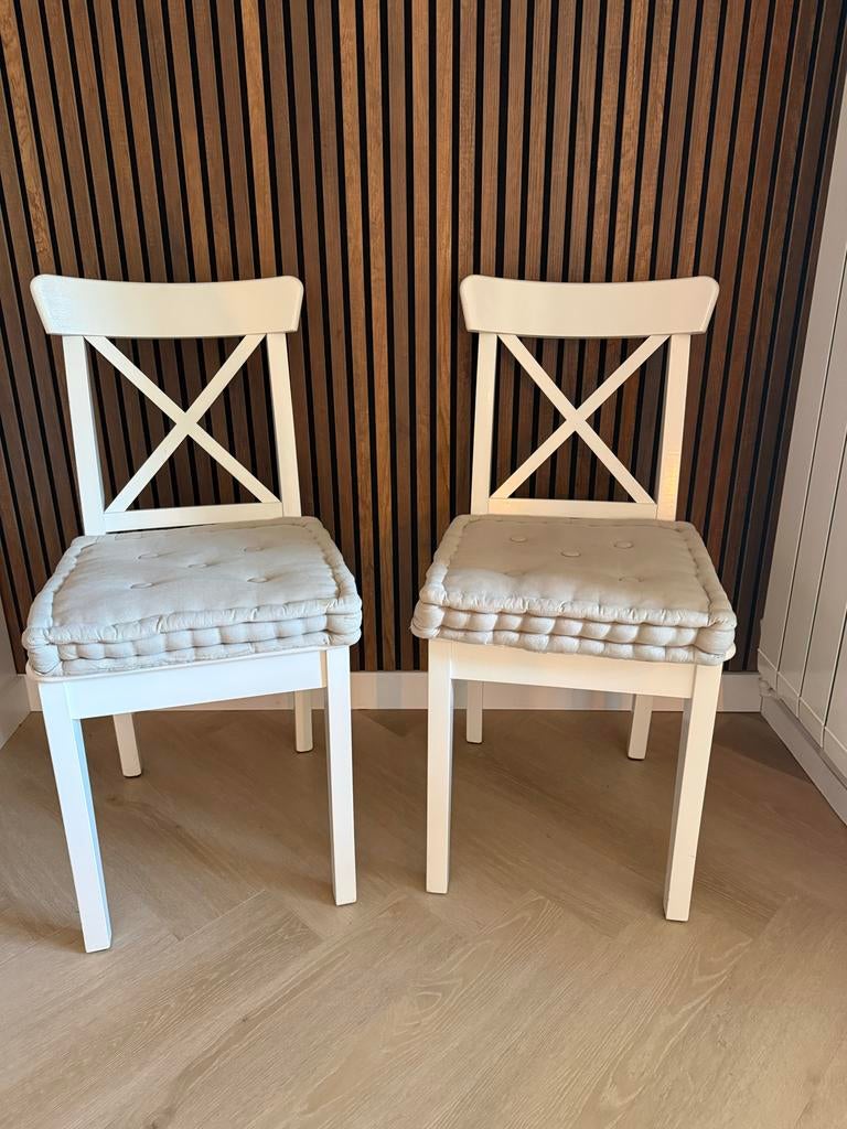 Twee witte IKEA Ingolf stoelen met kussens, Huis en Inrichting, Ophalen, Gebruikt, Twee, Wit