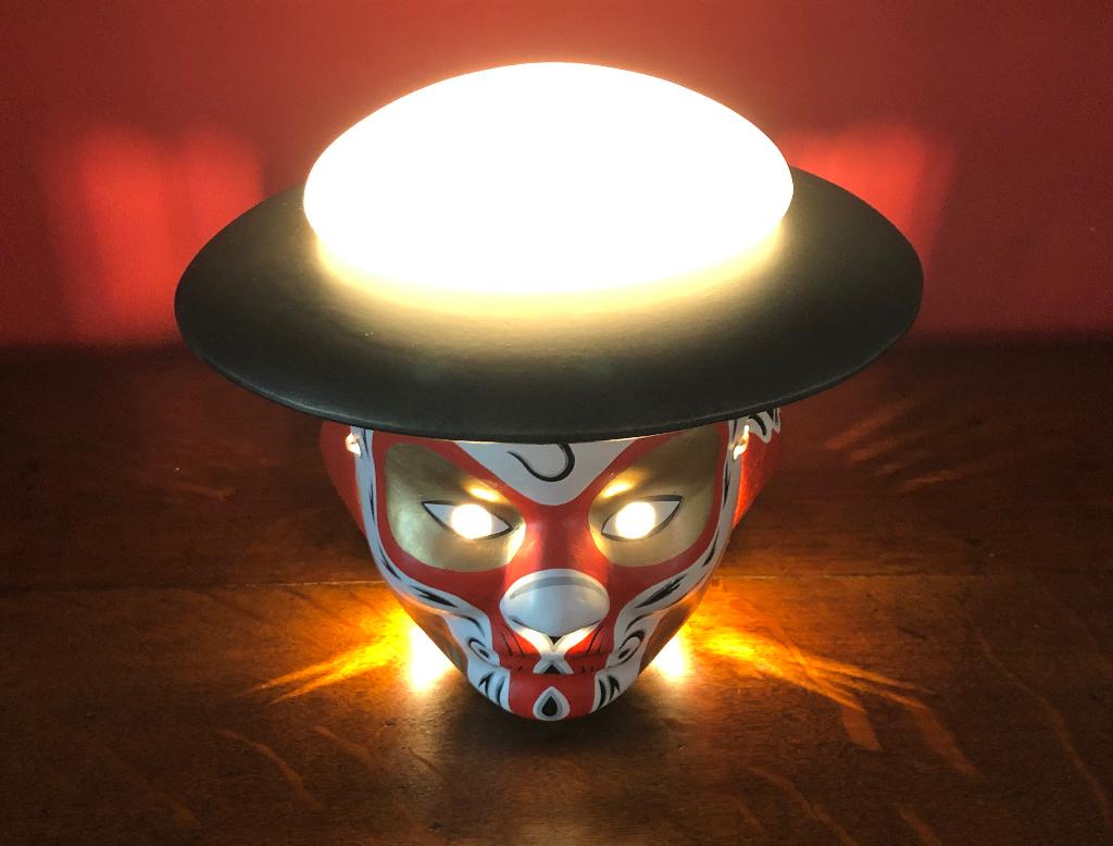 Zelfgemaakte tafellamp van Chinese maskers., Ophalen of Verzenden, Zo goed als nieuw, Overige materialen, Minder dan 50 cm