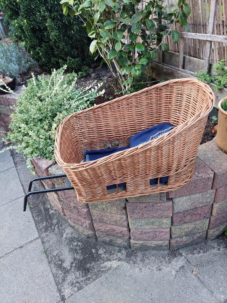 Hondenmand achterop de fiets, Ophalen, Riet