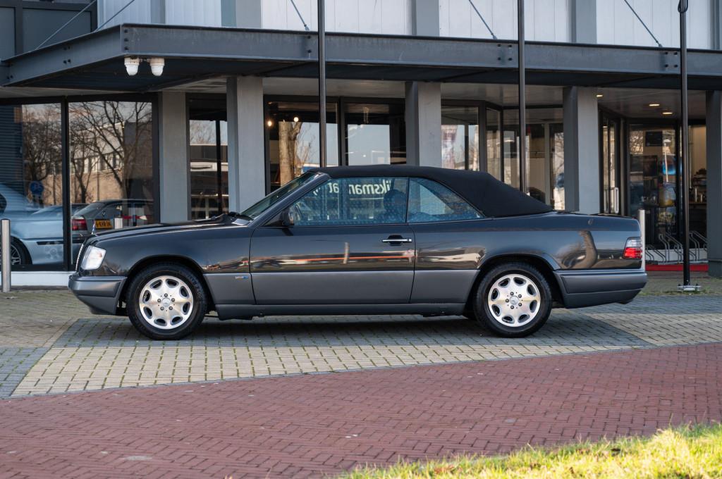 Mercedes-Benz E-Klasse E220 Cabriolet ( W124 ) (bj 1995), Auto's, Zwart, 2199 cc, 4 stoelen, Zwart