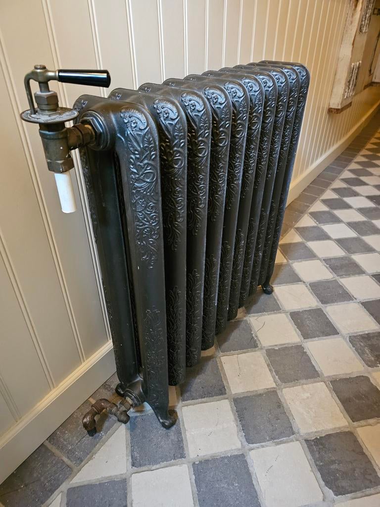 Oude/Antieke gietijzeren radiator met bloemmotief en kraan, Doe-het-zelf en Verbouw, Verwarming en Radiatoren, Ophalen, Radiator