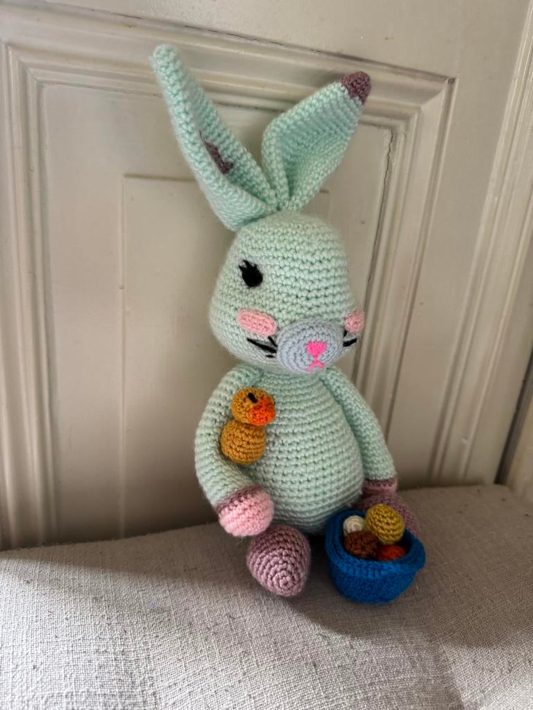 Gehaakte haas met kuiken en een mandje met eitjes, Ophalen of Verzenden, Nieuw, Haken, Overige typen