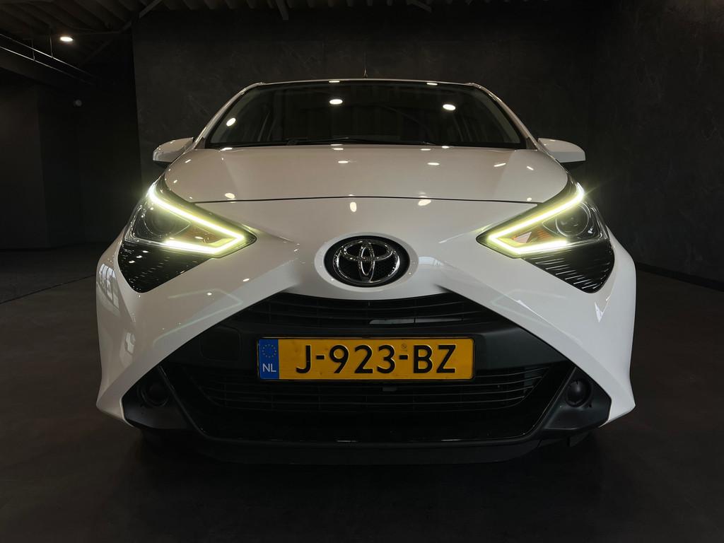 Toyota Aygo 1.0 VVT-i x-play 5 DEURS CAMERA LED NAP, Voorwielaandrijving, Gebruikt, 4 stoelen, Wit