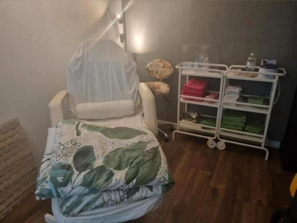 Complete saloninrichting: behandelstoel, kruk en trolleys, Ophalen, Gebruikt