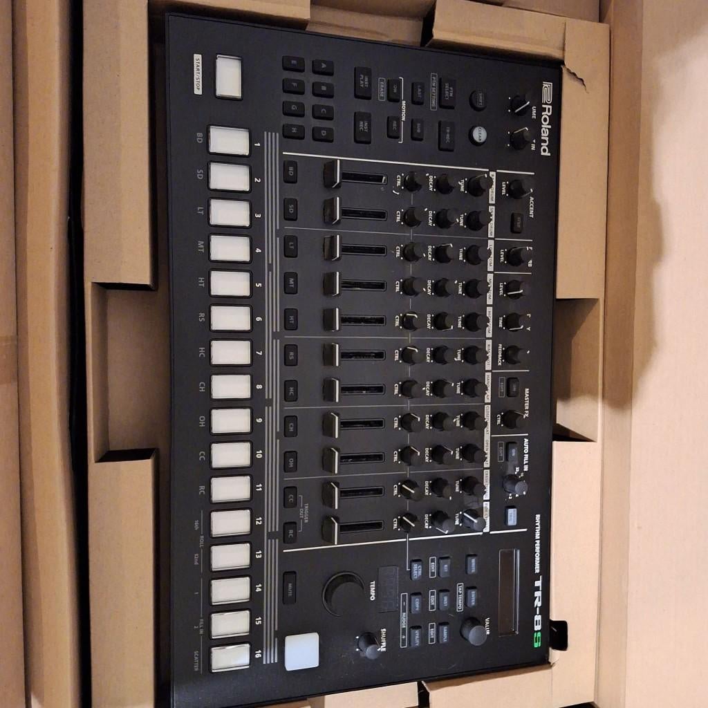 Roland TR8-S Drum Computer incl. standaard, Muziek en Instrumenten, Drumcomputers, Ophalen of Verzenden, Zo goed als nieuw, Roland