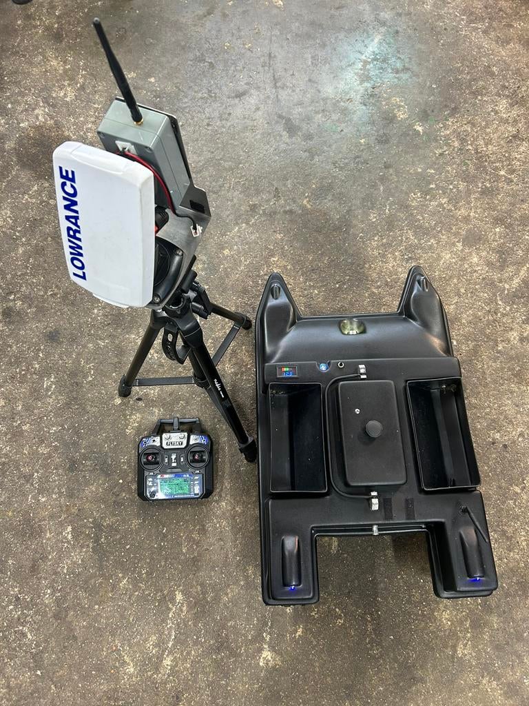 Voerboot proline (smartboat) in zeer goede staat+lowrance, Ophalen, Complete set