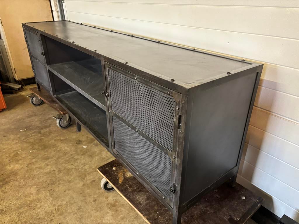 Metalen kast TV kast industrieel, Ophalen, Met deur(en), Zo goed als nieuw, 200 cm of meer