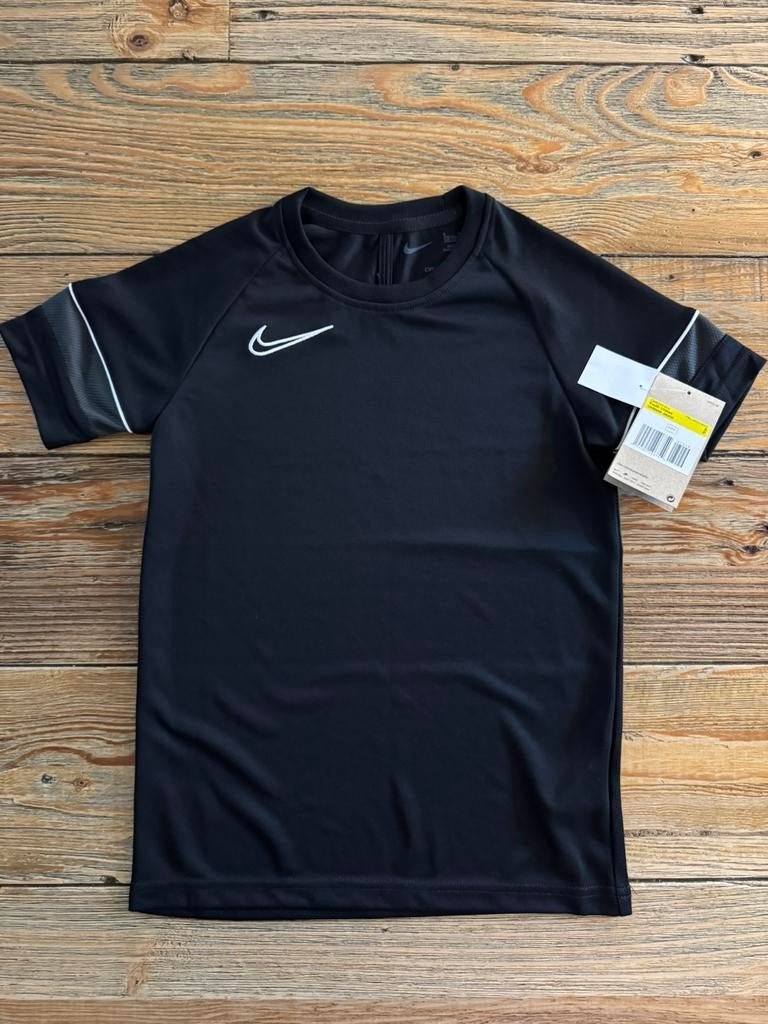 * nieuw *  zwart sportshirt Nike mt 128-137 cm. Dry Fit, Ophalen of Verzenden, Nieuw, Jongen of Meisje, Shirt of Longsleeve