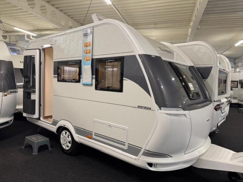Hobby On Tour 390 SF 2026 + voorraam nu voor €23950, Hobby, Bedrijf, Treinzit, 750 - 1000 kg