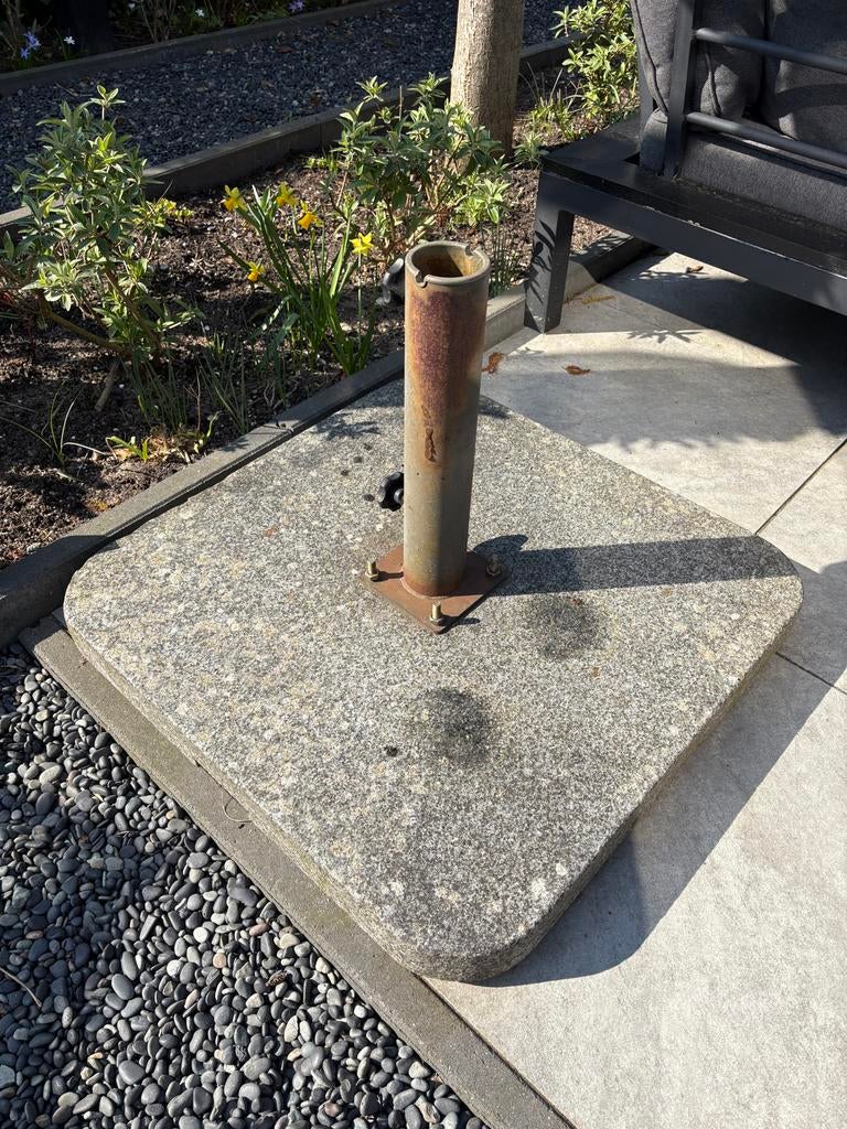 Zware parasolvoet van graniet, Ophalen, Gebruikt, Parasolvoet
