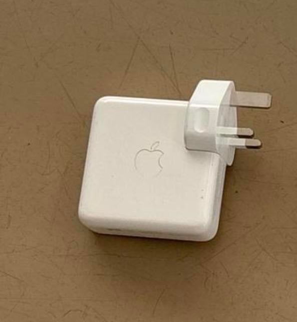Apple laptop oplader 61W UK power adapter, Computers en Software, Ophalen of Verzenden, Zo goed als nieuw