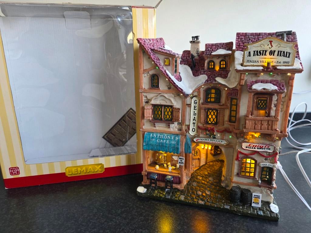 Lemax retired façade a Taste of Italy kerstdorp, Diversen, Kerst, Ophalen of Verzenden, Zo goed als nieuw