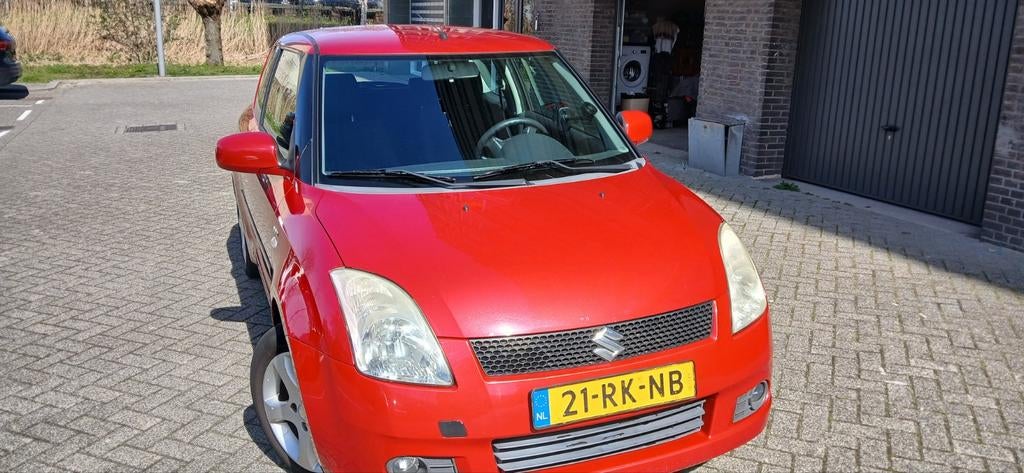 Suzuki Swift 1.5 automaat, Auto's, Suzuki, Bedrijf, Benzine, Hatchback, Automaat, Rood, Zwart, Stof, Voorwielaandrijving