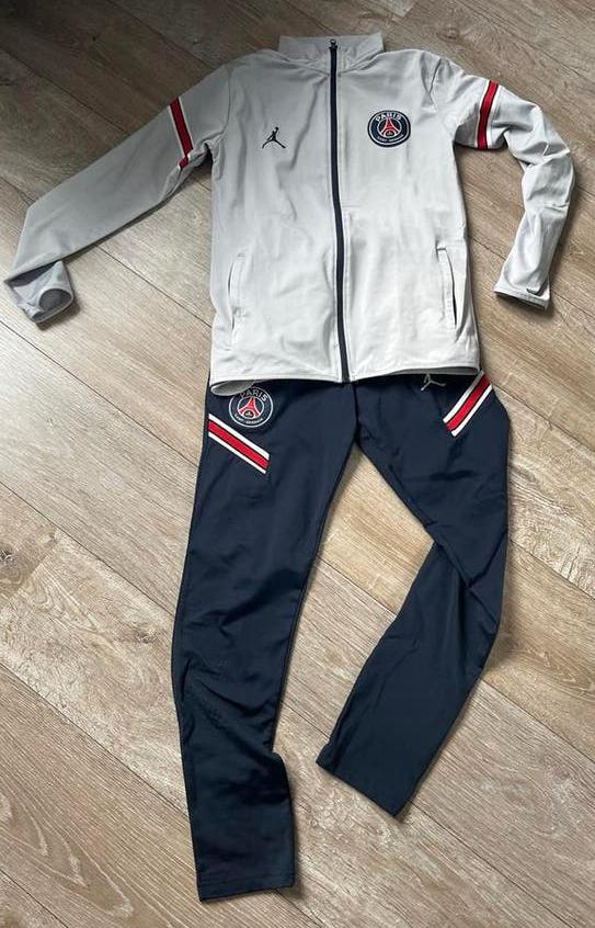 PSG Trainingspak - Grijs/Donkerblauw maat 152 -170, Sport en Fitness, Voetbal, Ophalen of Verzenden, Zo goed als nieuw, Trainingspak