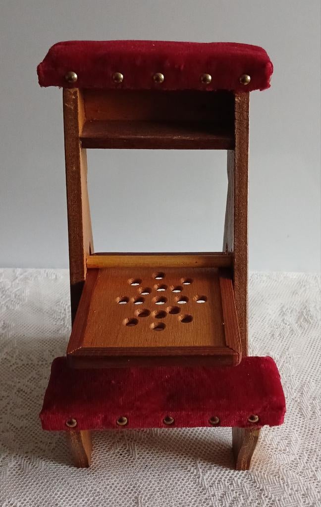 Bidstoeltje Kerkstoeltje voor een pop, Ophalen of Verzenden, Poppenhuis