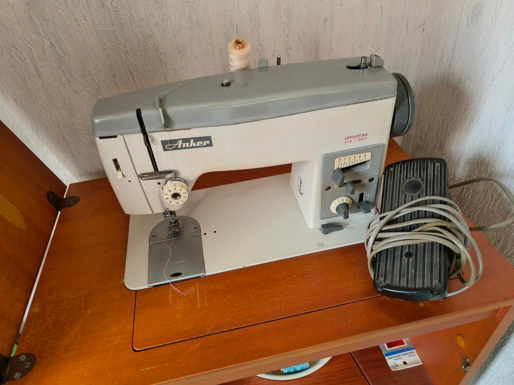 Anker Universa zig zag naaimachine in kast, Ophalen