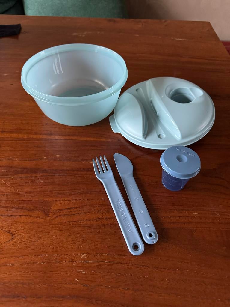 Tupperware salade bak met bestek en sausbakje, Huis en Inrichting, Ophalen of Verzenden, Nieuw, Blauw, Bak of Kom