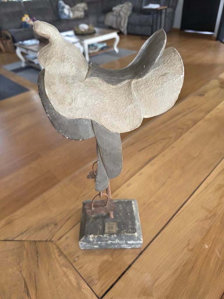 Paardenzadel op sokkel van riviera maison, Ophalen of Verzenden, Overige materialen, Minder dan 25 cm