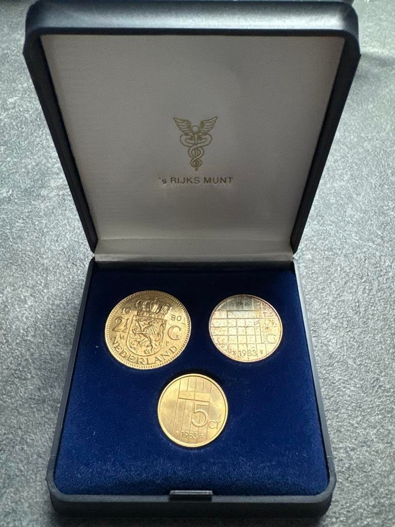 Set Nederlandse vergulde munten 1983 in originele cassette, Ophalen of Verzenden, Koningin Beatrix, Overige waardes, Setje