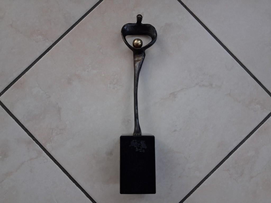 Abstract beeld in brons gesigneerd, Ophalen, Brons