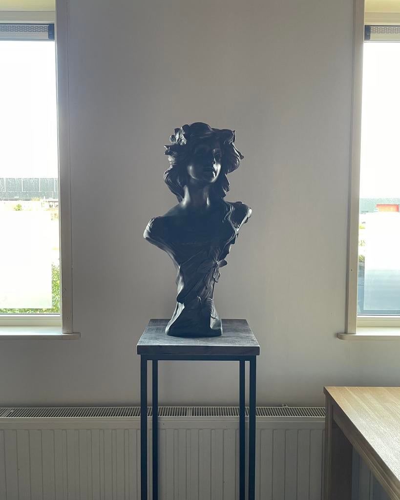 Groot beeld “Moreau” – vrouwenbuste met bloemen, Ophalen