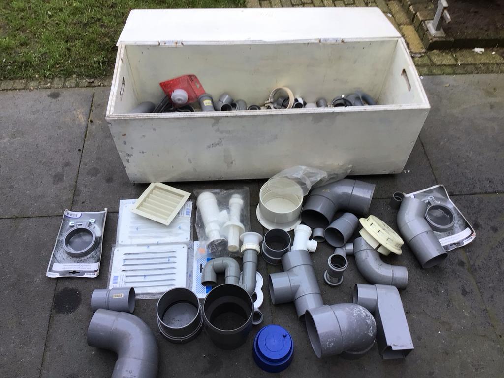 Grote partij diverse PVC stukken en hulpstukken in kist, Doe-het-zelf en Verbouw, Buizen en Afvoer, Gebruikt, Overige typen, Pvc