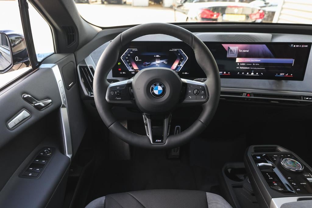 BMW iX xDrive45 M Sport / Panoramadak Sky Lounge / Trekhaak, Automaat, Zwart, IX, Zwart