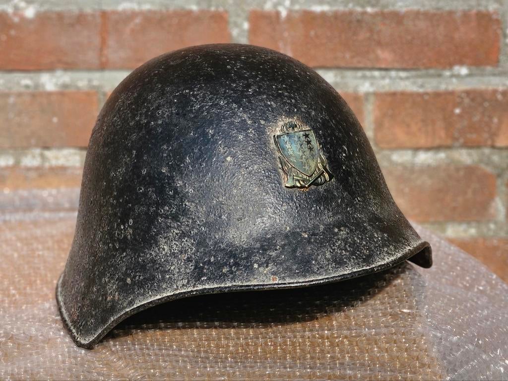 Brandweerhelm brandweer Zwitserland, Ophalen of Verzenden, Landmacht, Nederland, Embleem of Badge
