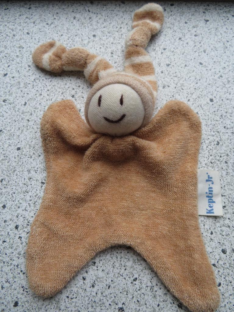Knuffeltje Keptin -Jr popje met plopmuts licht bruin badstof, Ophalen of Verzenden, Zo goed als nieuw, Overige typen