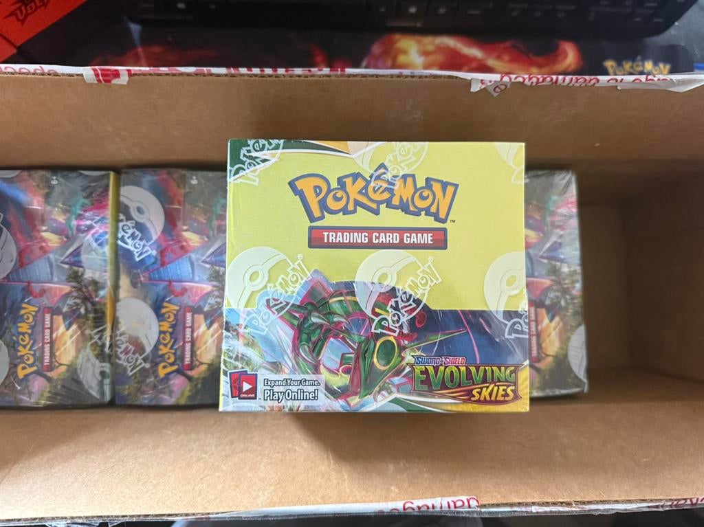 Pokemon TCG Evolving skies Booster box Sealed case fresh, Ophalen, Nieuw, Boosterbox, Foil
