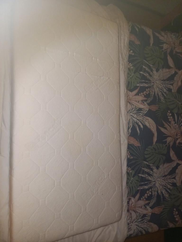 Ledikant met matras en hoeslakens, Ophalen, Zo goed als nieuw, Ledikant