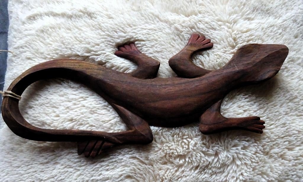 Uit Hout gesneden gekko / salamander +/- 30 x 12 cm groot, Antiek en Kunst, Kunst | Beelden en Houtsnijwerken, Houtsnijwerk, Hout