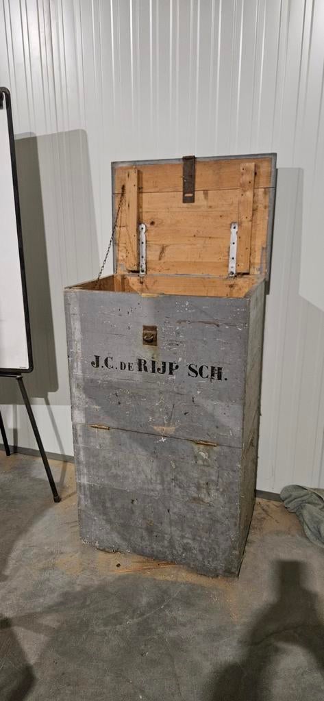 Oude ballen kist uit gymzaal met zwenkwielen., Ophalen