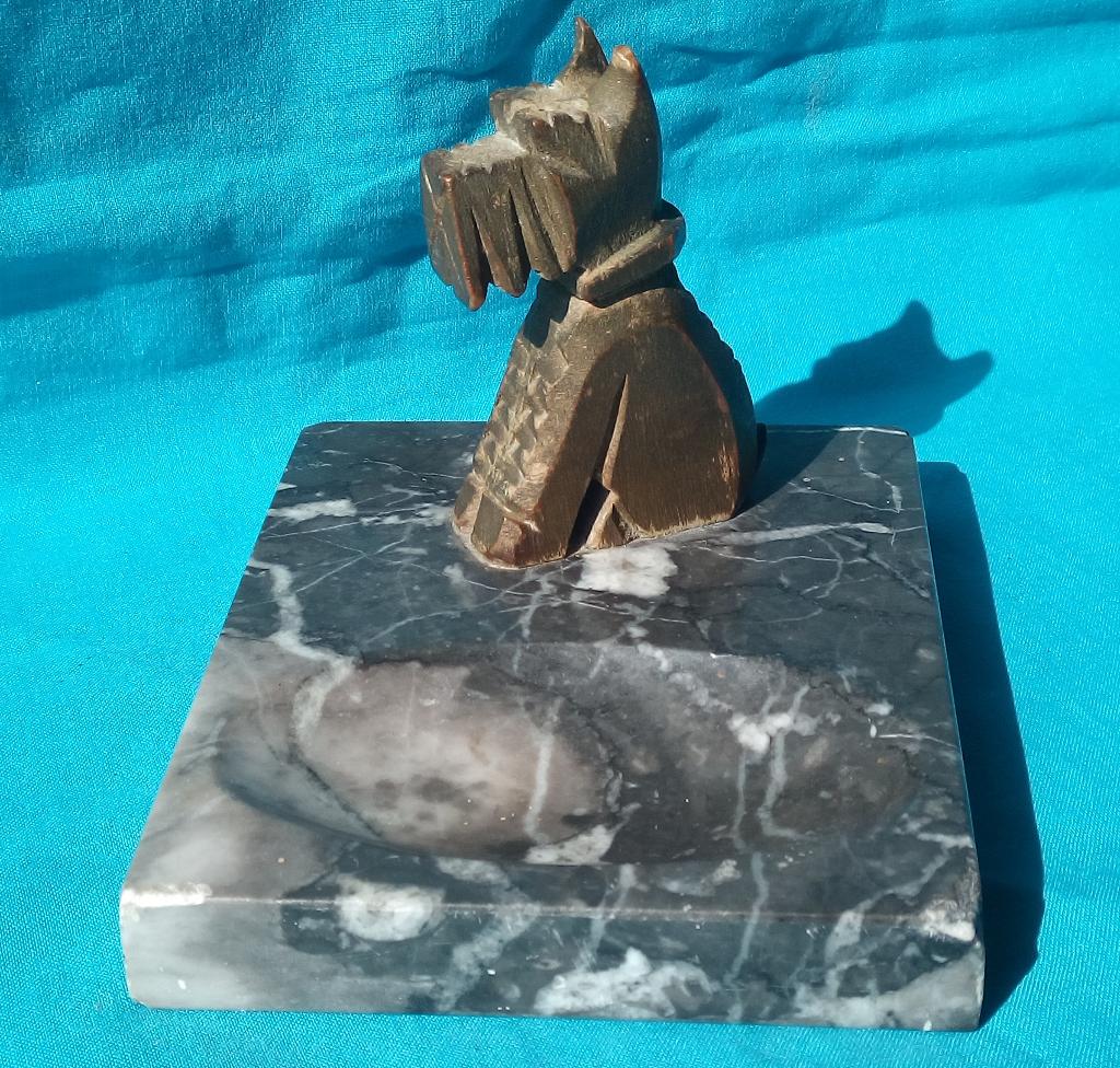 JAREN 1920 MARMEREN SCHAALTJE MET SCHOTSE TERRIER HOND, Antiek en Kunst, Verzenden