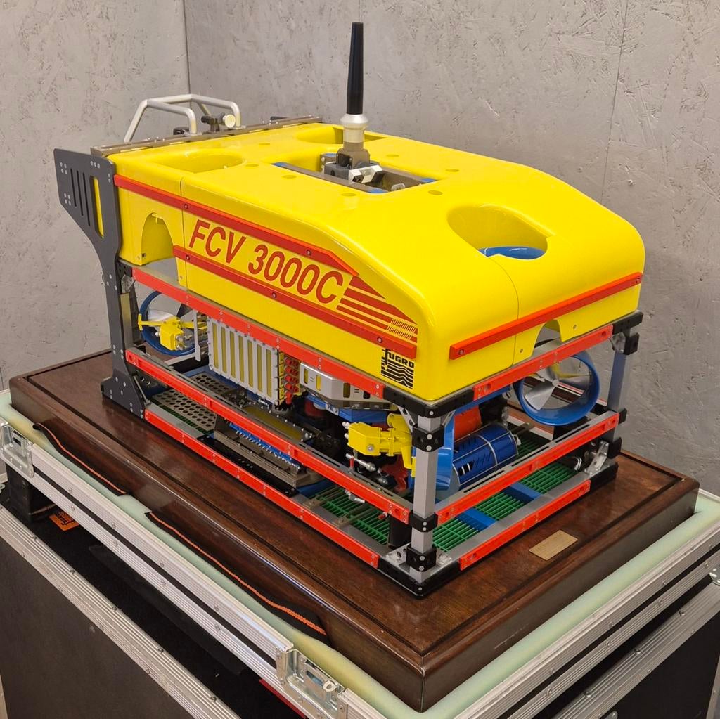 Fugro FCV 3000C schaalmodel met vitrine & transportkist, Hobby en Vrije tijd, Modelbouw | Boten en Schepen, FCV 3000, Groter dan 1:32