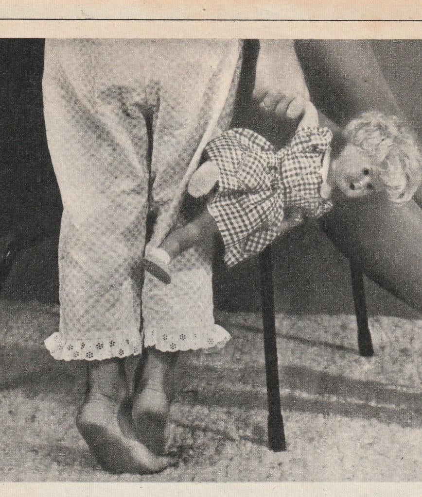 retro reclame 1963 Sanostol levertraan meisje met pop, Verzenden, Overige typen