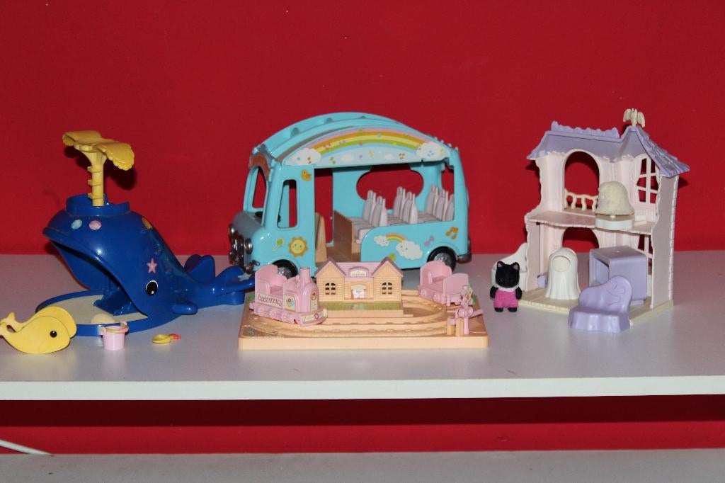 Sylanian Families, walvis, auto, trein, spookhuis poppenhuis, Kinderen en Baby's, Speelgoed | Poppenhuizen, Ophalen, Zo goed als nieuw