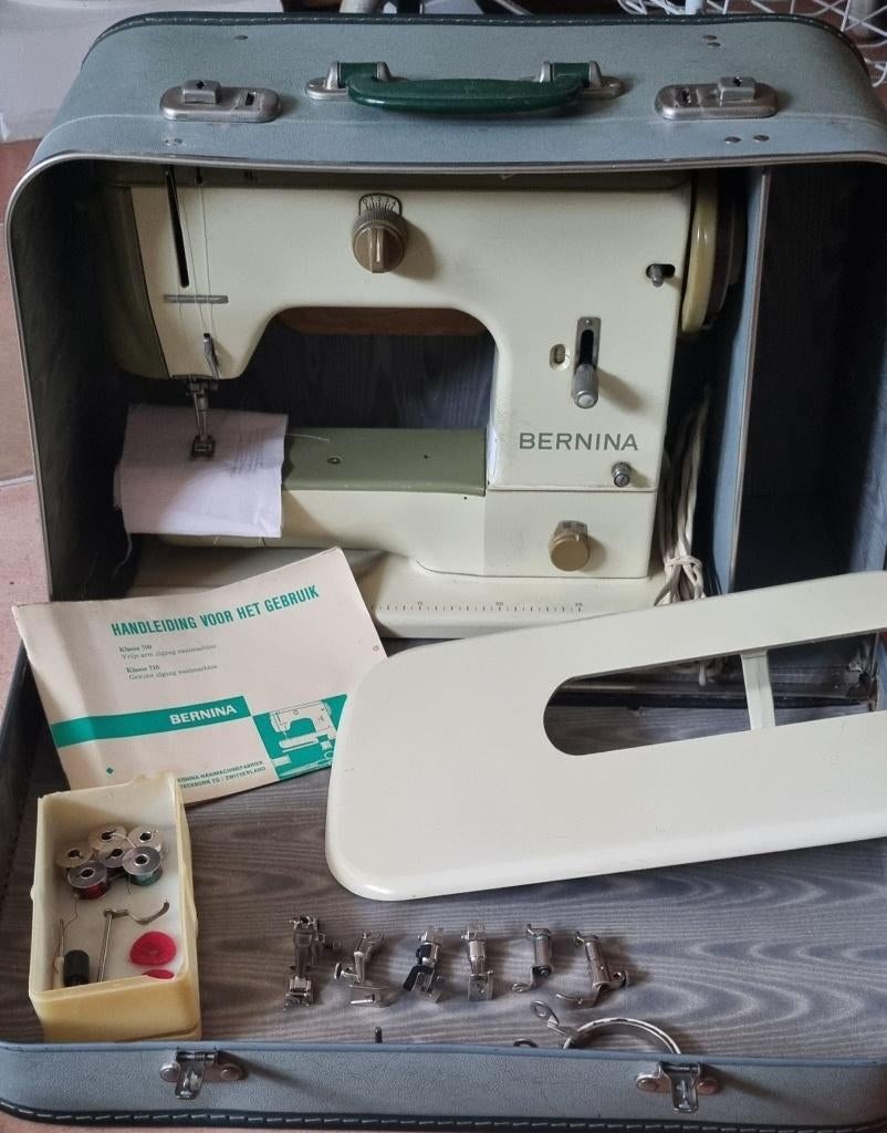 Bernina Naaimachine type 700 compleet met veel voetjes., Ophalen of Verzenden, Zo goed als nieuw, Naaimachine, Bernina