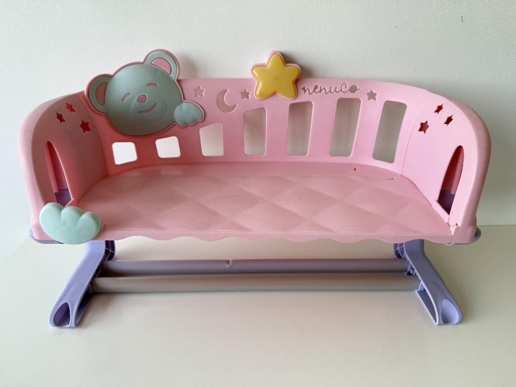 Poppenbed, poppenbed, bed voor pop met muziek / Nenuco, Ophalen of Verzenden, Gebruikt, Overige typen