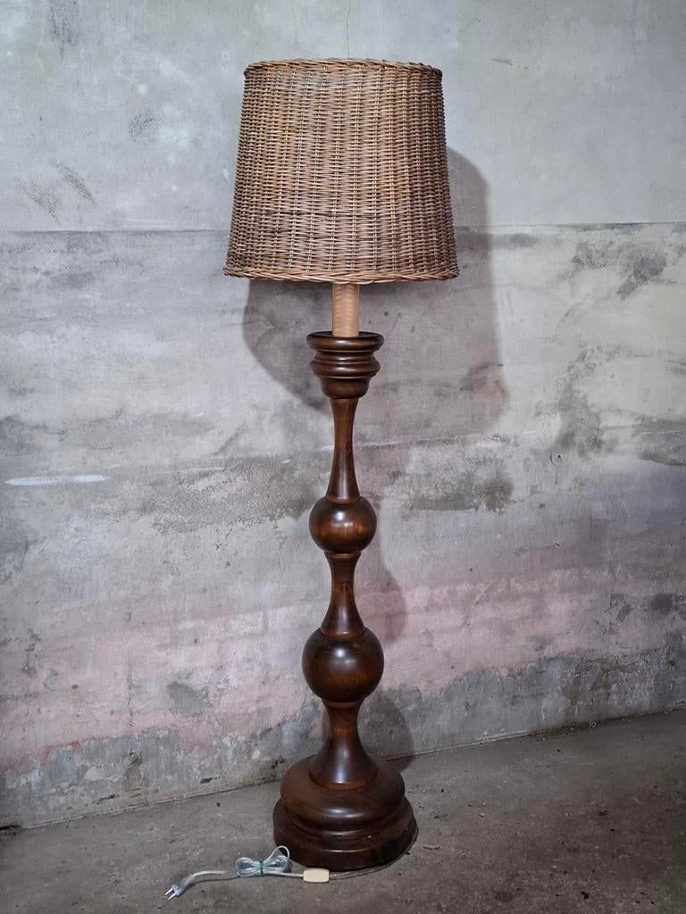 Oude vintage houten vloerlamp schemerlamp landelijke stijl, Gebruikt, Ophalen of Verzenden, H, H