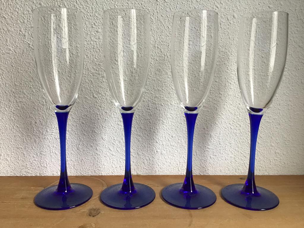 4 champage flutes met kobalt blauwe voet. Luminarc Neptune., Verzamelen, Glas en Borrelglaasjes, Zo goed als nieuw, Overige typen