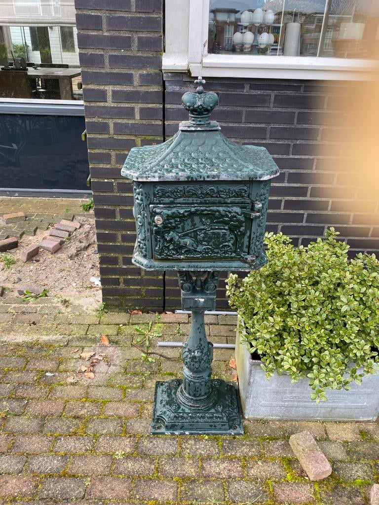 Antieke gietijzeren brievenbus op voet - Groen, Tuin en Terras, Brievenbussen, Ophalen, Gebruikt, IJzer, Staande brievenbus
