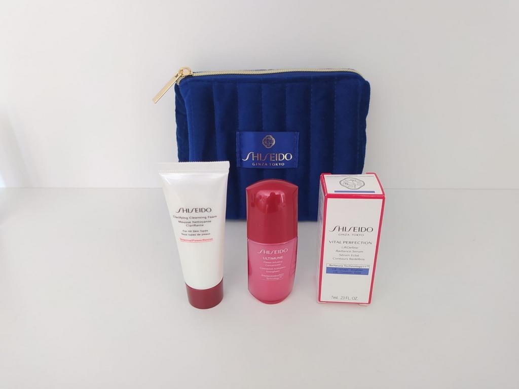 Nieuw Shiseido Set met Blauw Mini Pouch, Ophalen of Verzenden, Nieuw, Blauw, Gehele gezicht