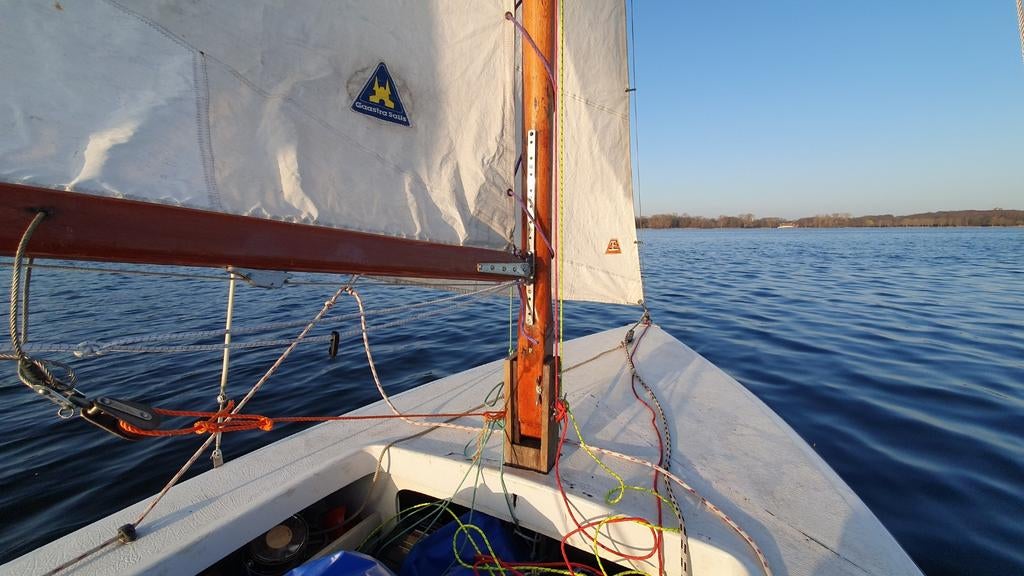 Zeilklare polyester 16m2 zeilboot met buitenboordmotor, Watersport en Boten, Open zeilboten, Ophalen, Geen motor, Gebruikt, Polyester