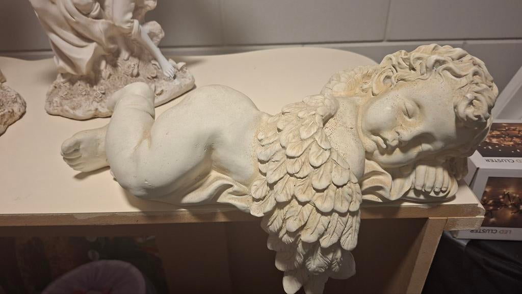 Beeldje slapende engel - wit voor op een kast, Ophalen, Gebruikt, Klassiek, Wit