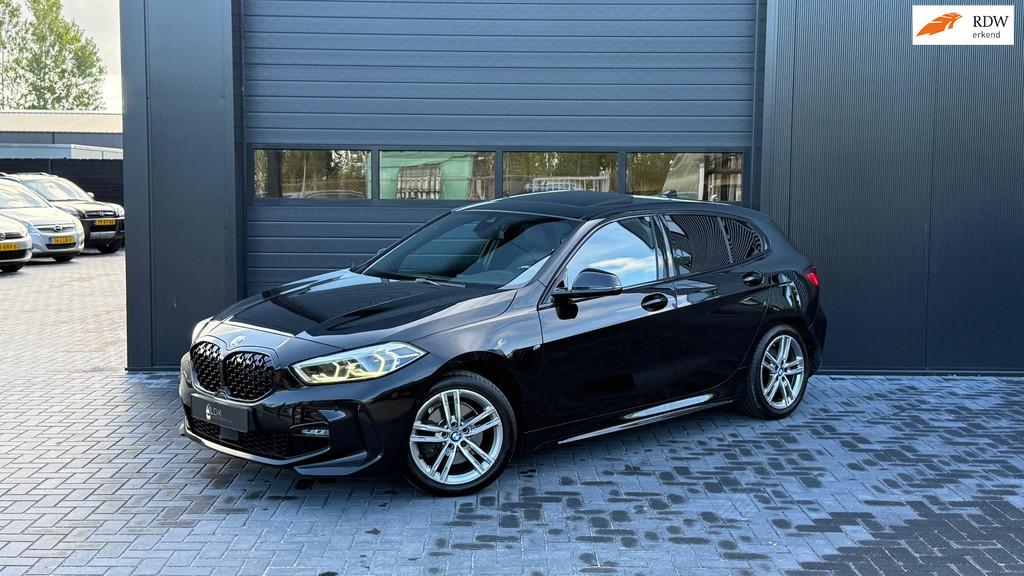 BMW 1-serie 118i M-Sport|Pano|Carplay|Trekhaak, Auto's, BMW, 136 pk, Gebruikt, Zwart, Bedrijf