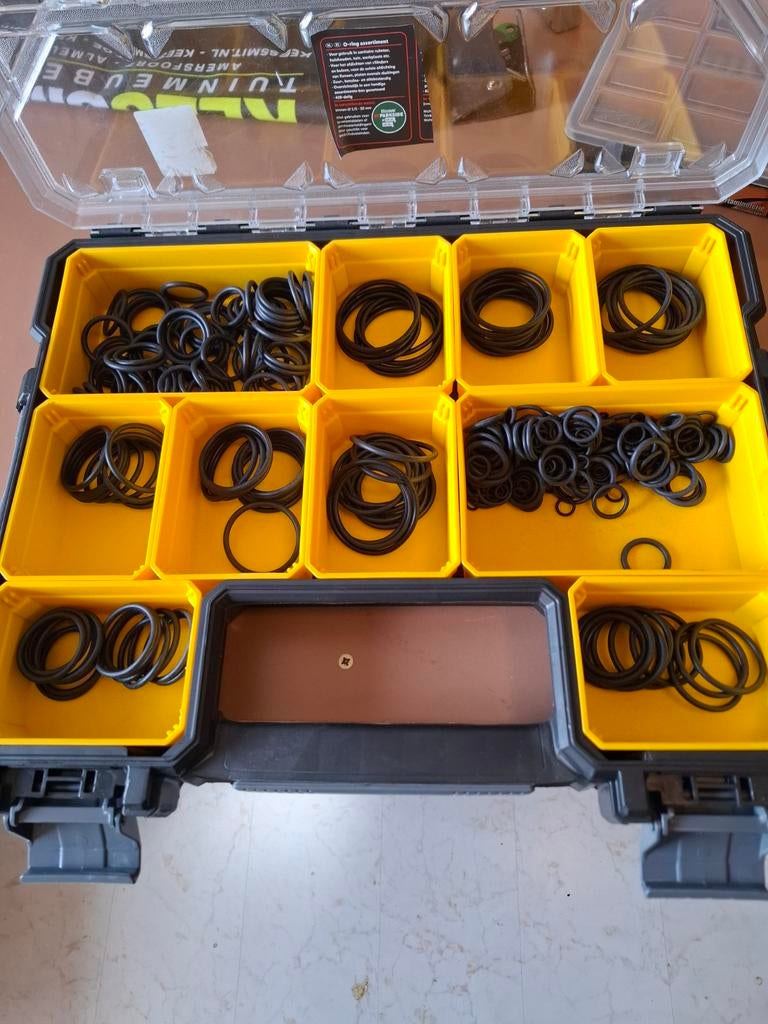 Verzameling rubberen ringen in opbergdoos, Ophalen of Verzenden