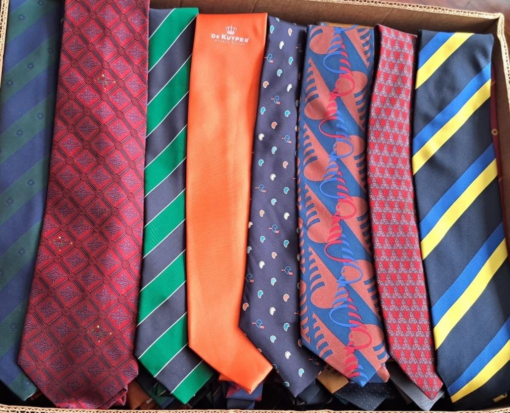 Verzameling bedrijfslogo stropdassen 200+ stuks B3 doos, Ophalen of Verzenden, Zo goed als nieuw