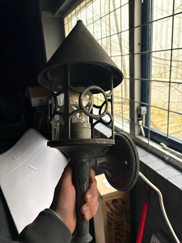 Oude metalen buitenlamp, Ophalen