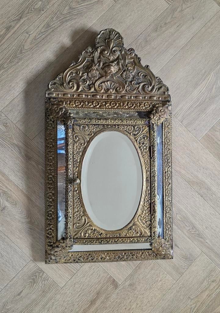 Antieke Latoen Koperen Bruidsspiegel / Borstelkastje, Antiek en Kunst, Ophalen of Verzenden, Overige vormen, Minder dan 50 cm